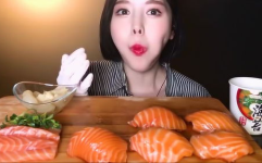 韩国小姐姐吃三文鱼籽,三文鱼籽的诱惑之旅