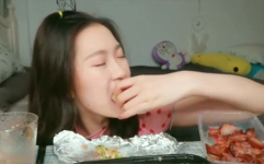 霸道小姐姐吃饼干视频,美味与霸气的完美融合