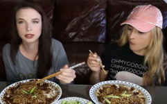 外国小姐姐吃炸酱和鸡腿,炸酱面与鸡腿的味蕾之旅