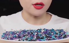 韩国小姐姐吃樱花水晶糖,韩国小姐姐甜蜜演绎樱花水晶糖美味瞬间