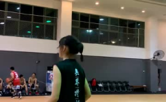 篮球小姐姐小腿,线条流畅，力量与美并存